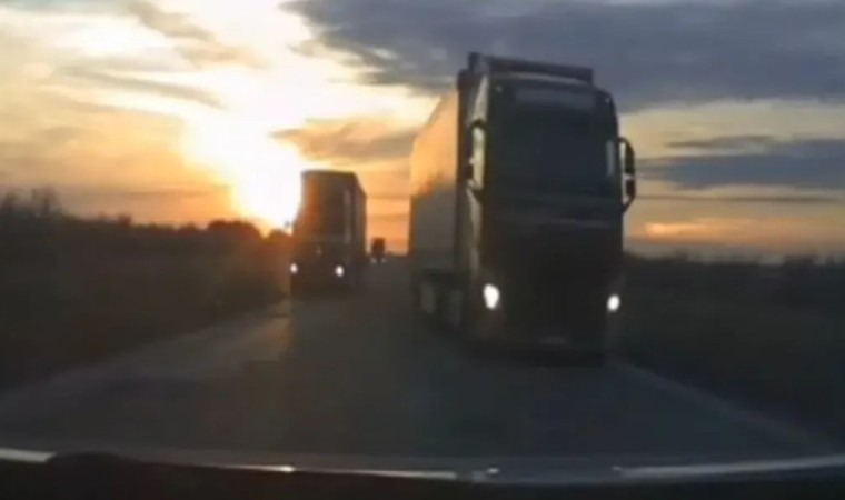 Ақтөбеде ер адам жүк көліктерінің ортасынан өтіп, аман қалды