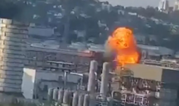 Дрон шабуылынан кейін «Роснефть» мұнай өңдеу зауыты өртеніп жатыр