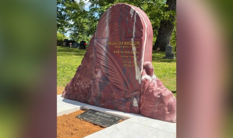 Мұхтар Мағауиннің басына құлпытас орнатылды