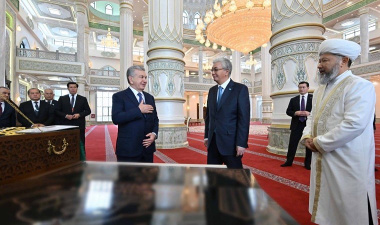 Қасым-Жомарт Тоқаев пен Шавкат Мирзиёев Өзбекстан тарту еткен Түркістандағы жаңа мешітті аралап көрді