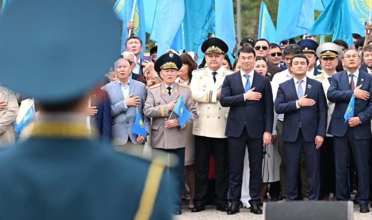 Алматыда Мемлекеттік рәміздер күніне орай Мемлекеттік Ту салтанатты түрде көтерілді
