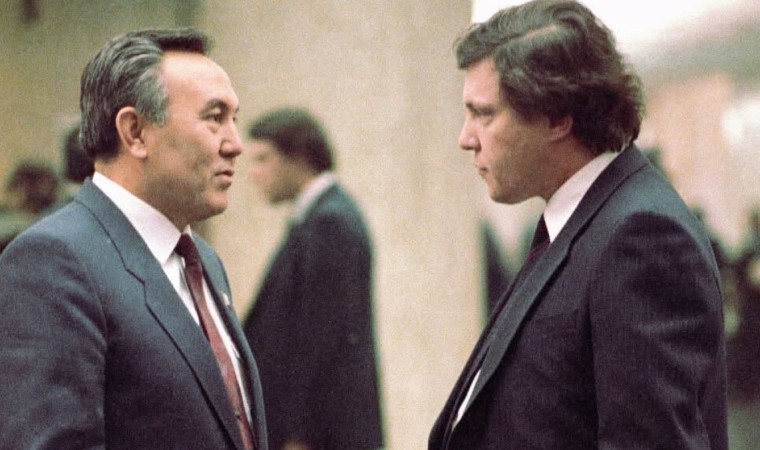 1990 жылғы сирек сурет: Назарбаевтың темекі ұстап тұрған фотосы жарияланды