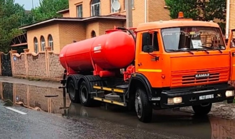Астанада бірқатар көшені су басты: әкімдік су сору жұмыстарын жүргізіп жатыр
