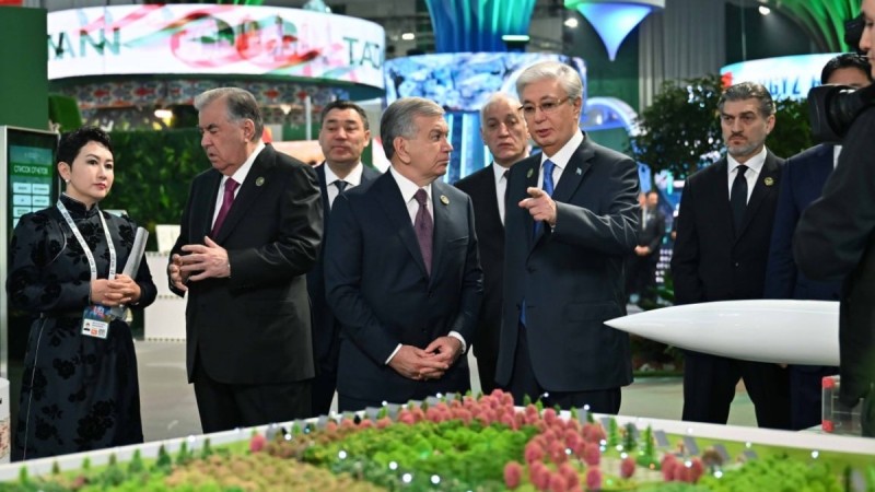 Мемлекеттер басшылары Өңірлік экологиялық саммиттің көрме павильондарын аралады