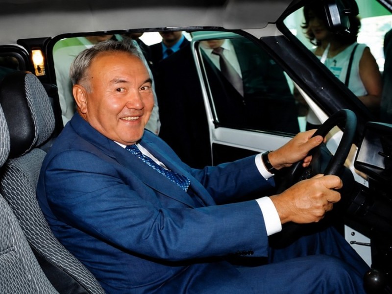 222 млн теңгелік Mercedes-тен Maybach-қа дейін: Назарбаев президент кезінде қандай көліктерге мінген?