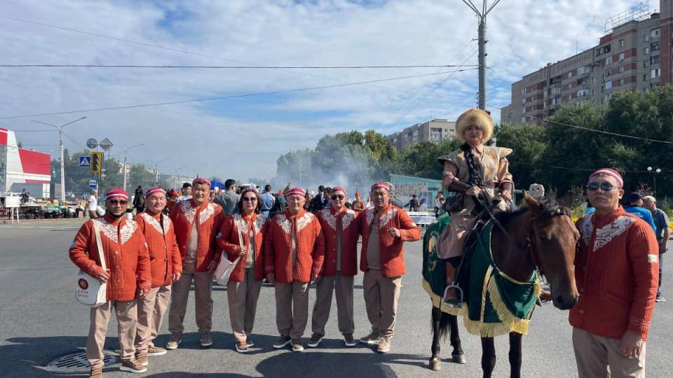 «Бірлік керуені» көшпенділер ойынына Алтайдағы ең үлкен сарқыраманың суын апара жатыр