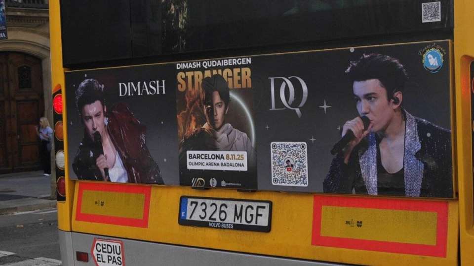 Барселона автобустарына Димаш Құдайбергеннің суреті ілінді