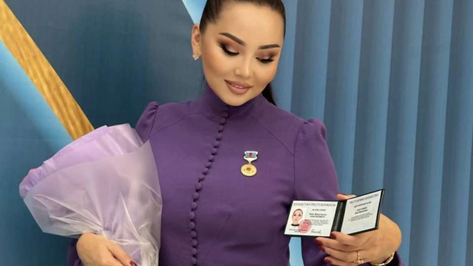 Меруерт Өтекешова - "Халық әртісі", Баян Алагөзова - "Еңбек сіңірген қайраткер"