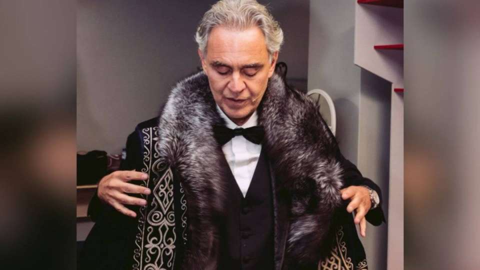 Атақты Андреа Бочелли қазақтың шапанын киді