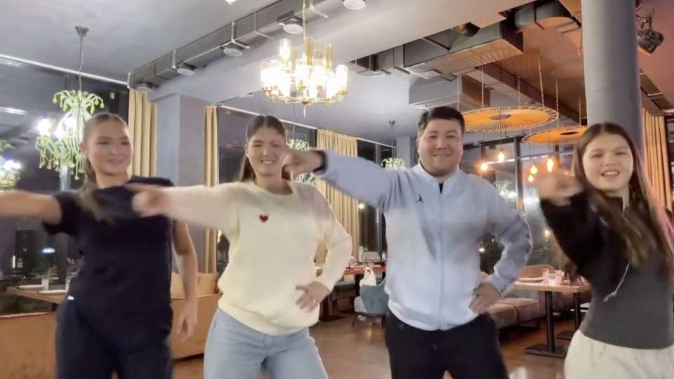 Тұрсынбектің қызы әкесінің "екінші әйеліне" қатысты хабарға тосын "жауап берді" (ФОТО)