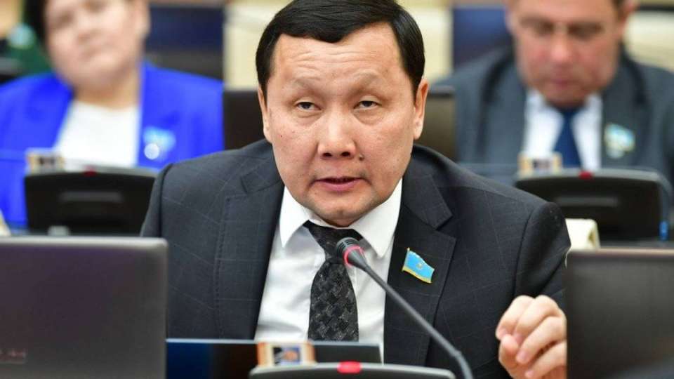 Депутат Абзал Құспан тоқал алуды заңмен реттеу қажет деп санайды