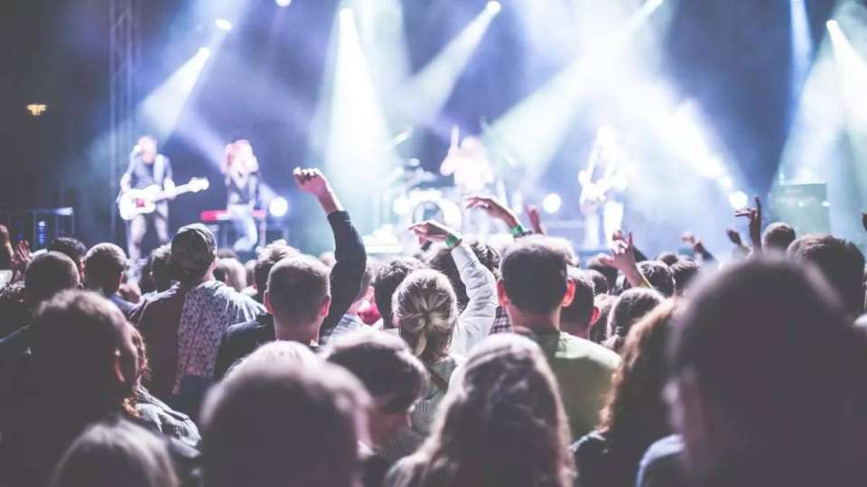 Шұғыл хабар! Енді әртістерге фонограммамен ән айтуға тыйым салынады