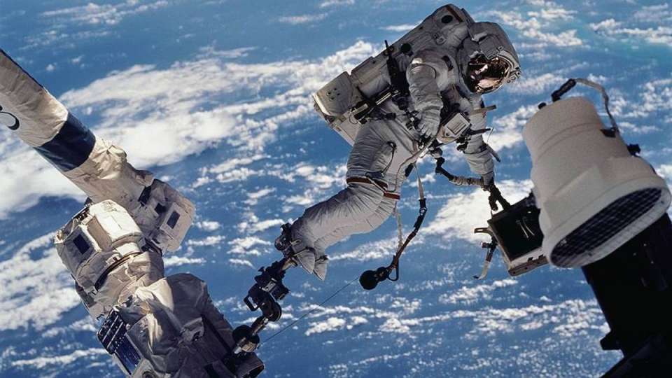 Космосқа ұшып кеткен қытайлық ғарышкерлер енді Жерге қайта алмай отыр