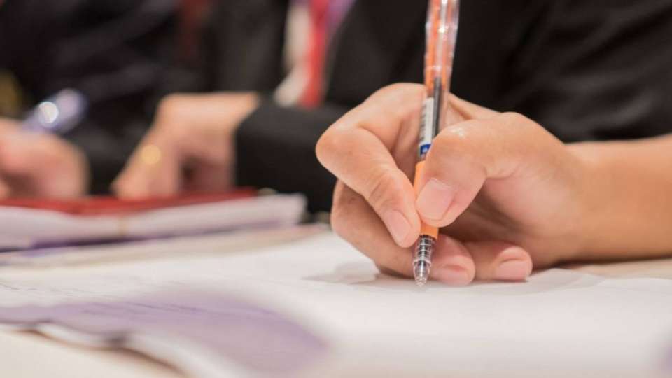 60 жыл тұрса да тіл үйренбеген азамат елден қуылуы мүмкін