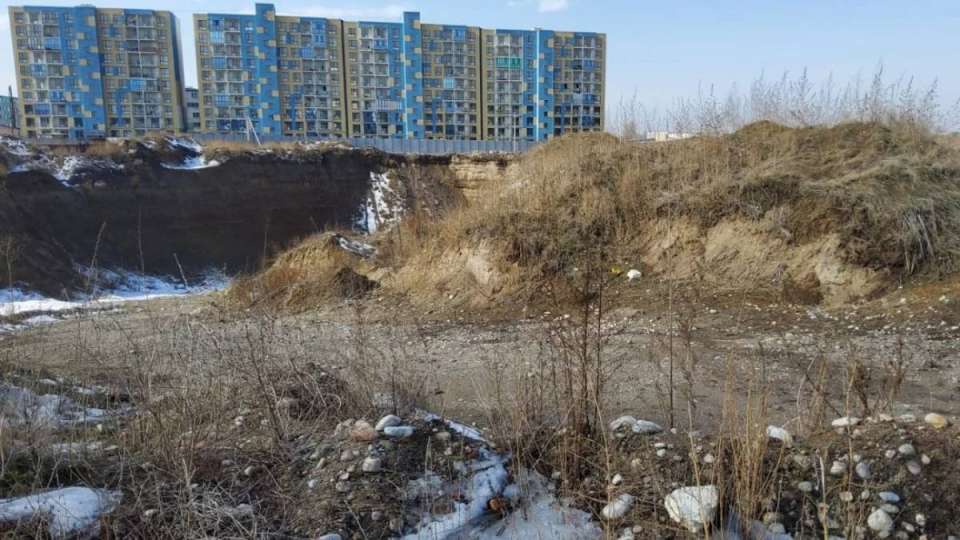 Qazaq stroy салған үйдің лифт шахтасын су басып жатыр /видео/