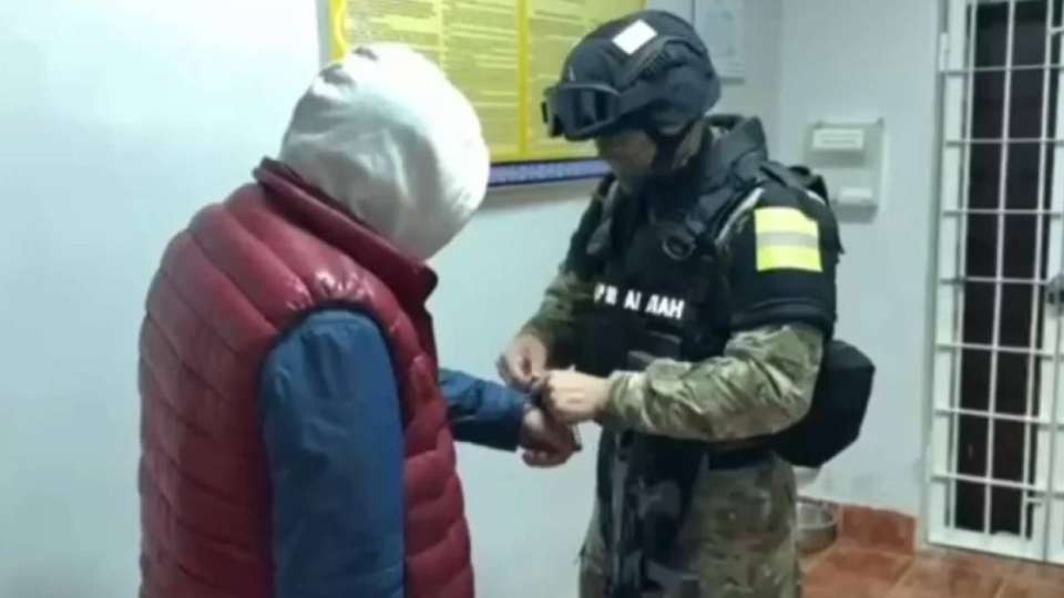 Шымкентте ақша бопсалады деген күдікпен блогер-журналист ұсталды