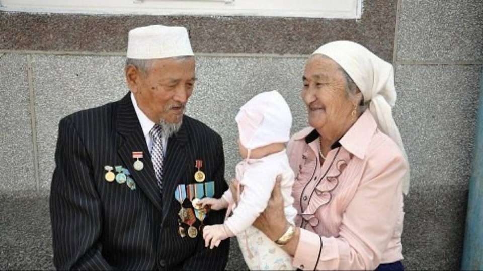 "Баланы ата-әжеге берген дұрыс па?": Танымал журналистің сөзі көпшілікке ой салды