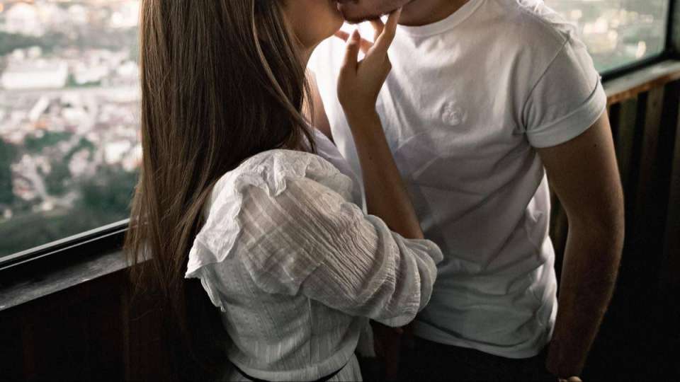 Әнші Асха Принц пен Нияның арасындағы шу желіні дүрліктірді