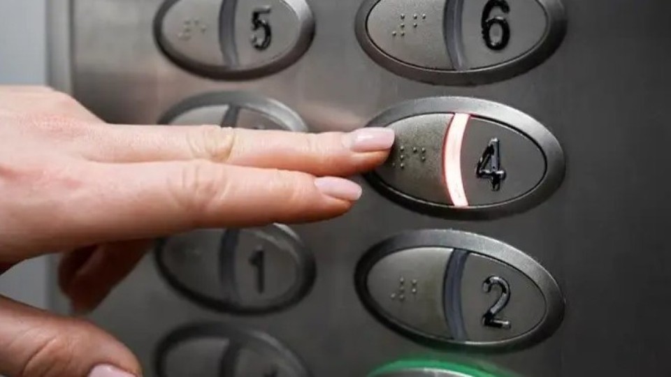 Астанада лифт құлап, бір адам қаза тапты (ВИДЕО)