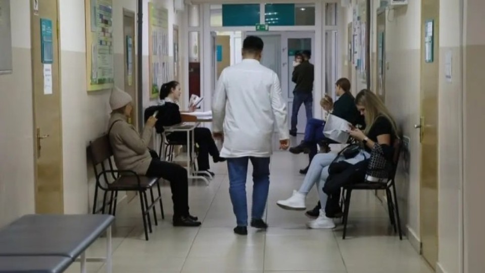 Дәрігерді ұрып-соққан ер адамға шығарылған үкім өзгеріссіз қалды