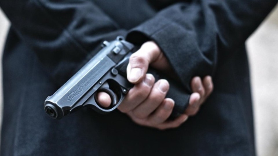 Пистолет ұстаған қаңғыбас алматылықтардың зәресін ұшырды