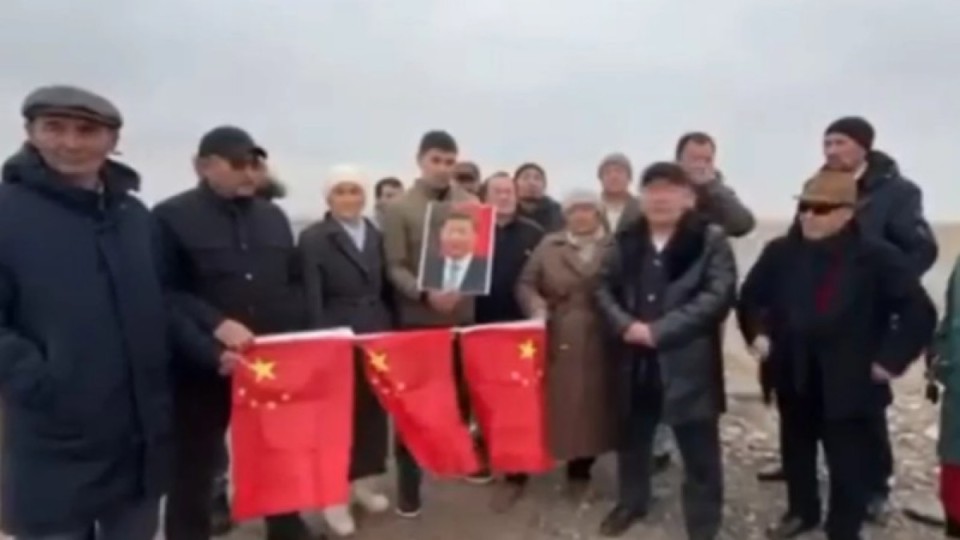 Қытай елінің туын өртеген 12 адам қамауға алынды