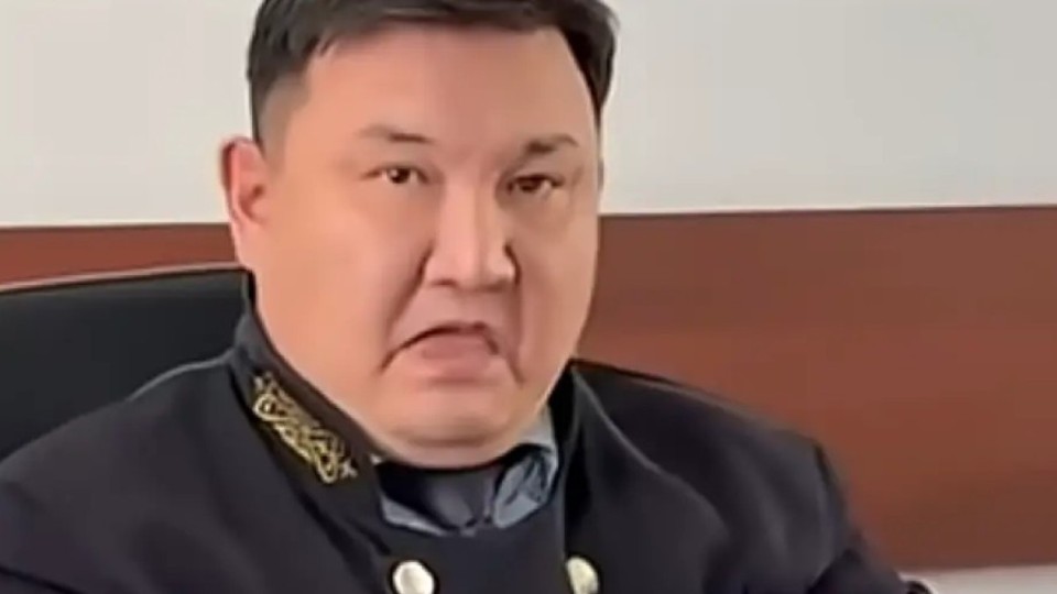 Сот залында тілін шығарған судьяға қатысты шешім қабылданды