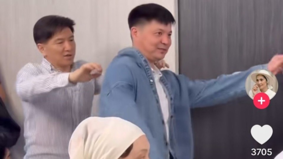 "Сәкен свежий құдасына дженси кит кигізді": әншінің бас тағы да дауға қалды