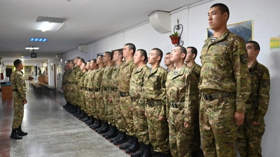 Қорғаныс министрі әскерде әлімжеттік жоқ екенін айтты