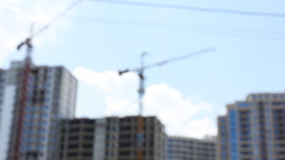 Астанада үш жұмысшы құрылыс алаңында биіктіктен құлап түсті