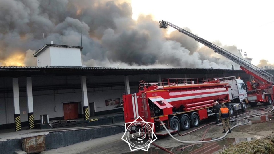 Алматыда екі қабатты қойма өртенді