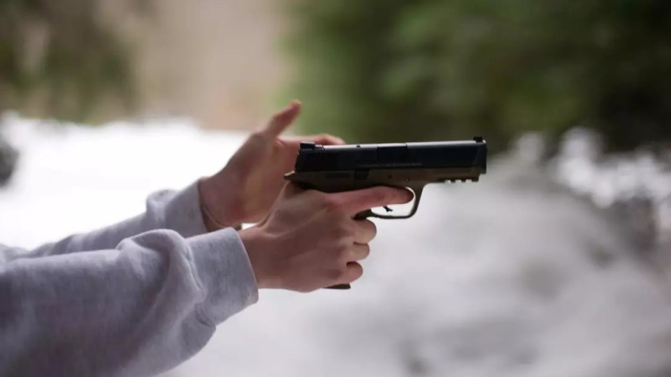 Балалары төбелесіп қалған екі әке мектеп ауласында бір-біріне оқ атты