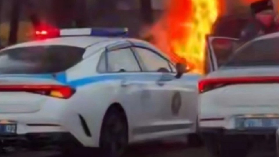 Алматыда үш көлік соқтығысып, біреуі өртенді