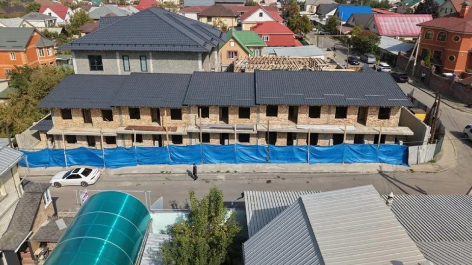 Өзі салып, өзі бұзды. Алматыда заңсыз ғимарат сүріліп жатыр