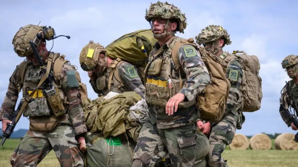 Франция ерікті әскери қызмет енгізбек