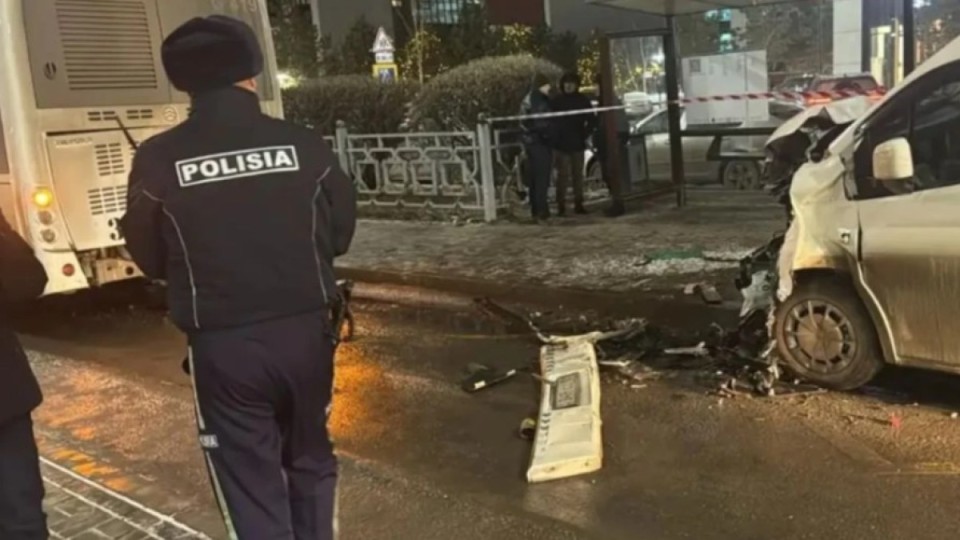 Астанада автобус апатқа ұшырап, бір адам қаза тапты