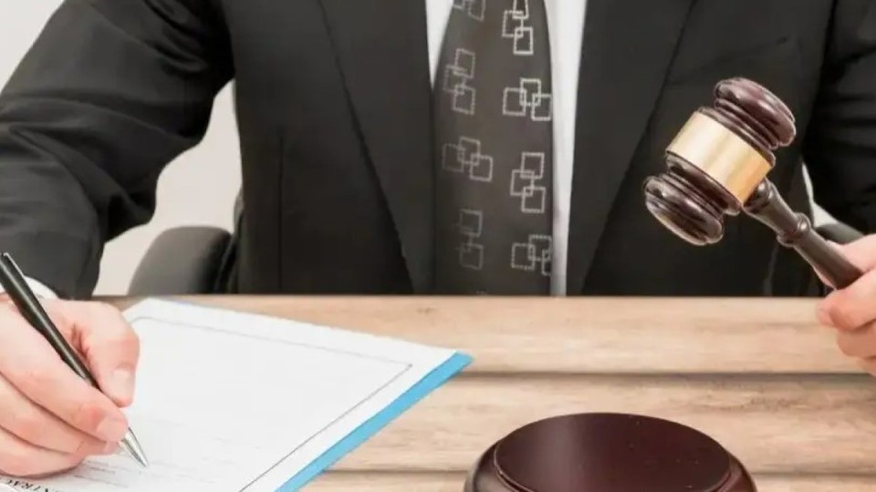 Range Rover көлігі мен 370 млн теңгені заңсыз тартып алған: Алматыда сот орындаушысы сотталды