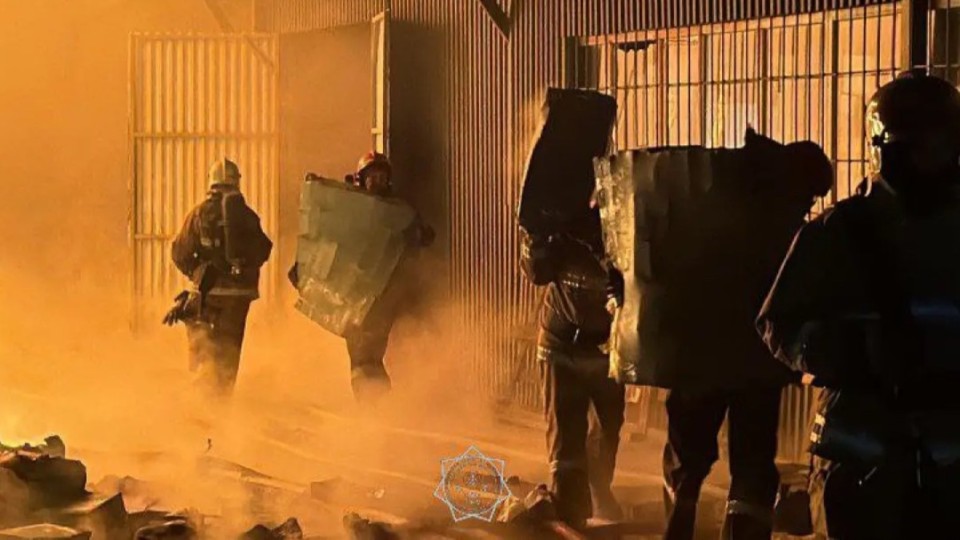 Алматыда ірі қойма өртенді