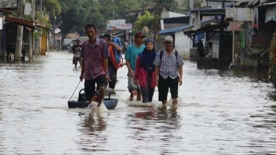 Индонезиядағы табиғи апаттан 900-ден  астам адам қаза тапты