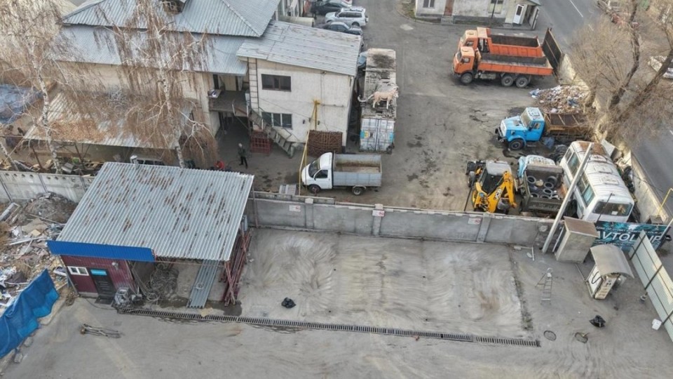 Алматыда заңсыз салынған нысан бұзылып жатыр