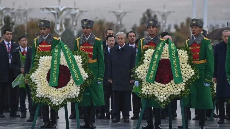 Тоқаев Түрікменстанда Бейтараптық монументіне гүл шоғын қойды