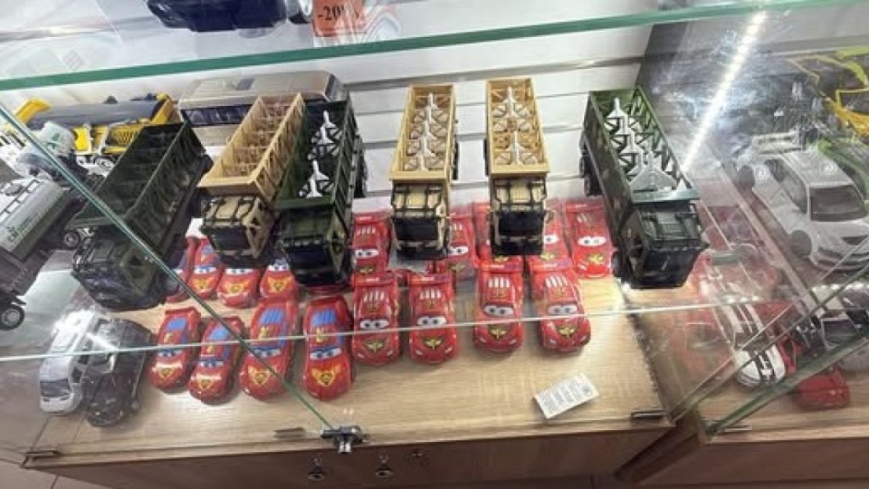 Оралдағы дүкенде ойыншық "Шахед" дроны сатылып жатыр