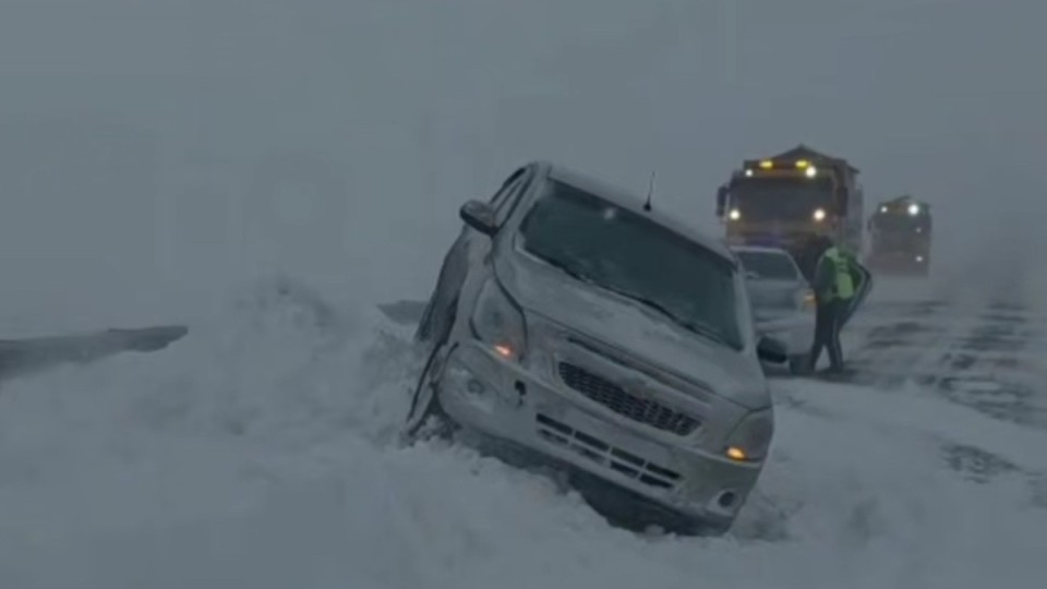 Абай облысында полицейлер қар құрсауында қалған жүргізушіні құтқарды