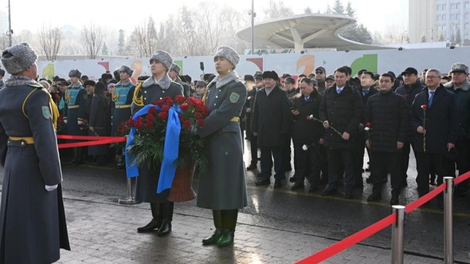 Алматылықтар «Тәуелсіздік» монументіне гүл шоқтарын қойды