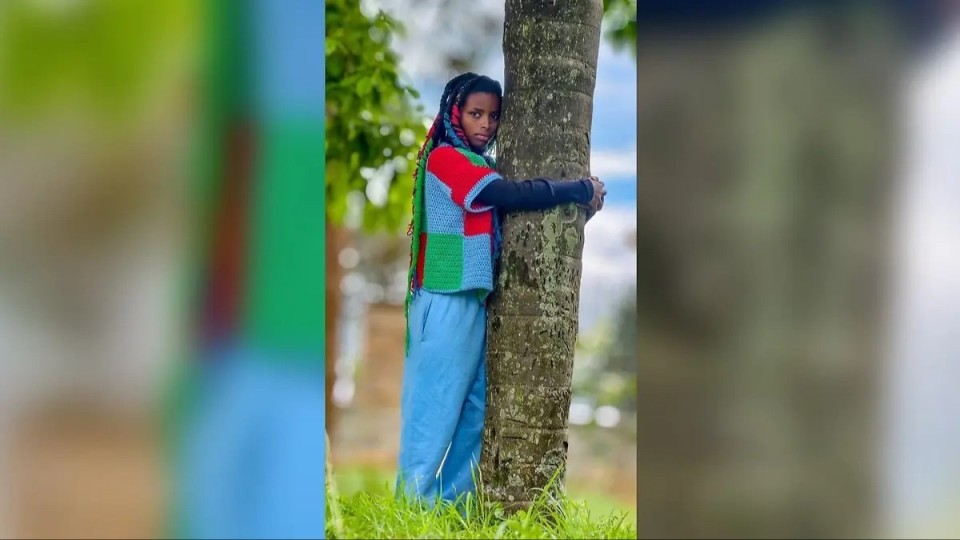 22 жастағы қыз 3 күн бойы ағашты құшақтап тұрып, әлемдік рекордты бұзды