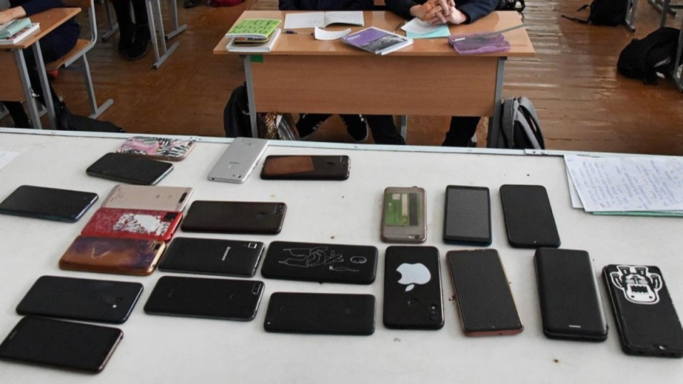 Күтпеген дерек! Мектепте телефон ұстаған оқушылардың ата-аналарына қанша айыппұл салынды?