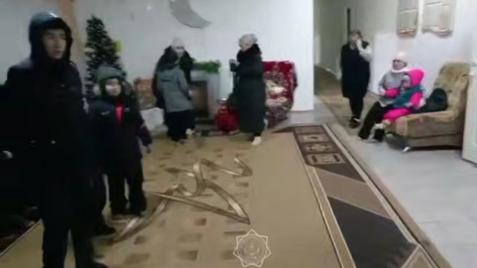 Құтқарушылар автобустың 16 жолаушысын тас жолдан эвакуациялады