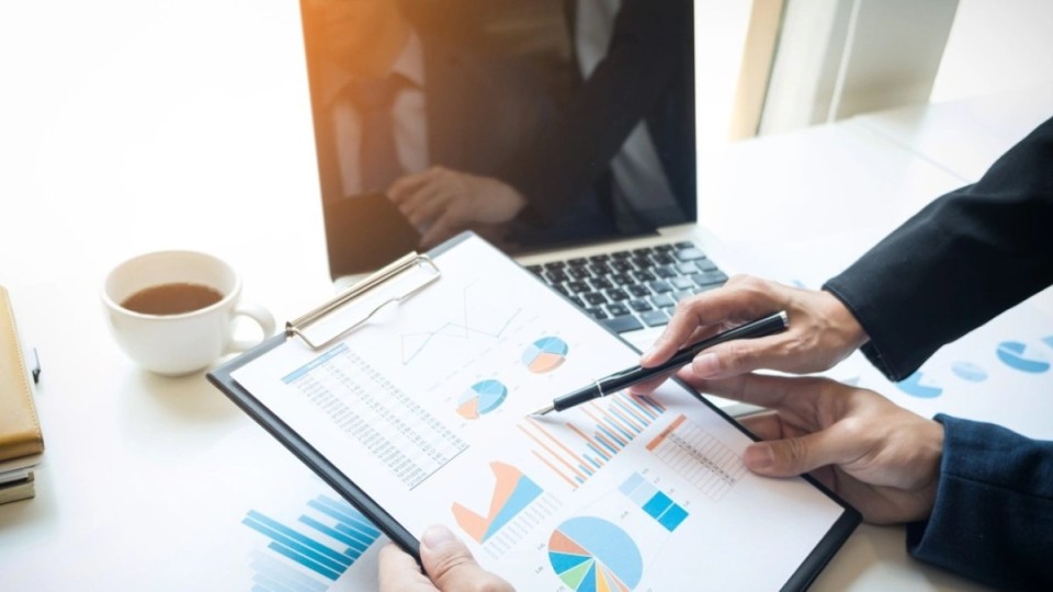 «4,5 трлн теңге жұмсалған»: депутат мемқолдау бағдарламалары нәтиже бермей отырғанын сынады