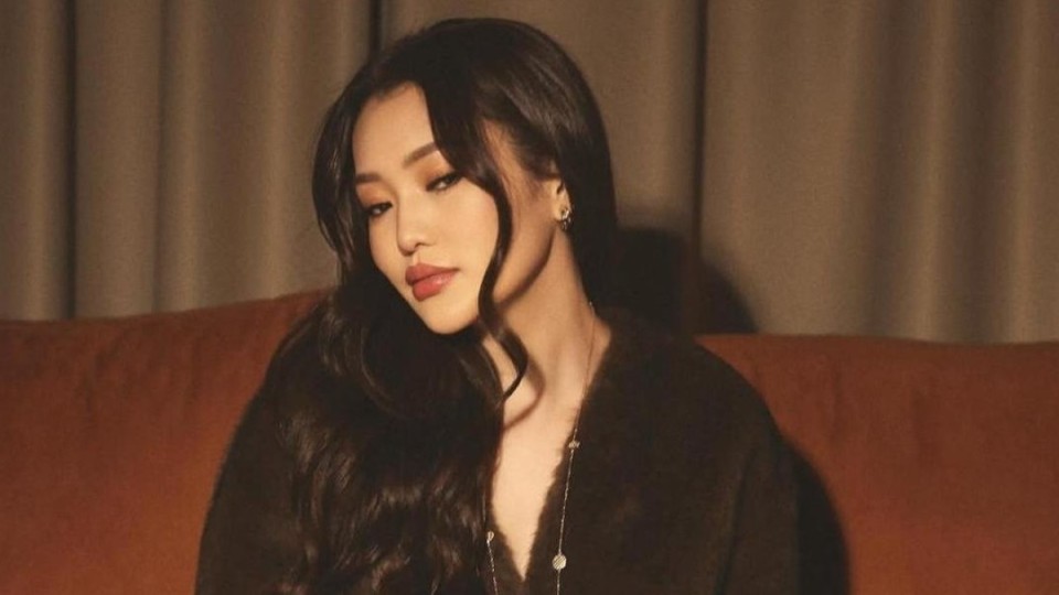 Ерке Есмахан бағалы сыйлық сыйлағаны үшін Раимға алғыс білдірді