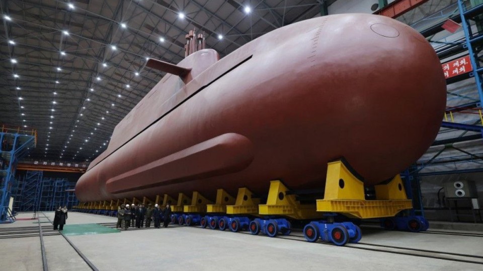 КХДР атомдық сүңгуір қайығын салып жатыр